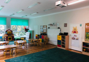 sala przedszkolna- wyposażona w projektor multimedialny tzw podłoga interaktywna i tablicę interaktywną grupa kotki